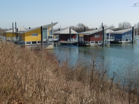 Ohe`en Laak NL : Dijk, die sogenannten Maasvillen sind schwimmende- und amphibische Wohnhäuser. Sie liegen am Ufer des Schroevendaalse-See ( der Schroevendaalse-See ist mit der Maas verbunden ). Die Häuser passen sich dem Wasserstand an und können bei Hochwasser schwimmen.